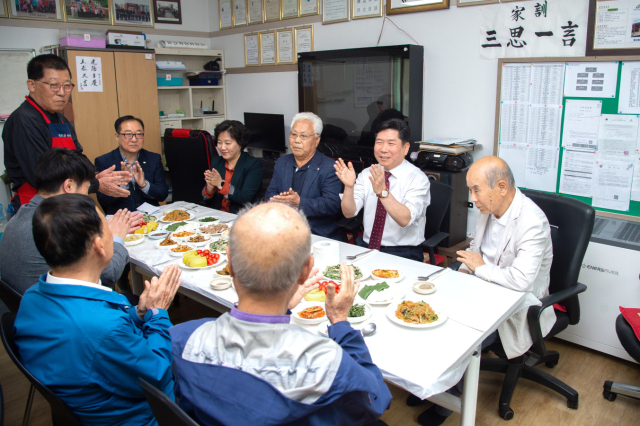 경로당을 찾은 김창규(뒷줄 오른쪽 두 번째) 제천시장이 어르신들과 인사하고 있다. 제천시 제공