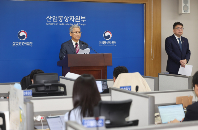 23일 오전 정부세종청사 산업통상자원부 기자실에서 김동철 한국전력 사장이 전기요금 인상 관련 브리핑을 하고 있다. 연합뉴스.