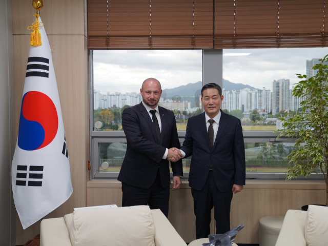 신원식 국가안보실장과 야첵 시에비에라 폴란드 국가안보실장이 23일 용산 대통령실 청사에서 협력방안을 논의하기 전 기념 촬영을 하고 있다. 사진제공=대통령실