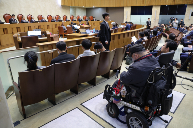 23일 서울 서초구 대법원 대법정에서 열린 '장애인 접근권 국가배상소송' 전원합의체 공개변론에 원고인 김명학 노들장애인야학 교장이 참석하고 있다. 연합뉴스