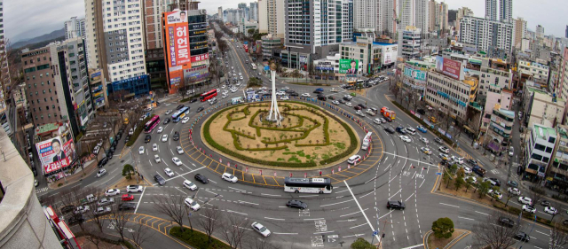 울산시 남구에 위치한 공업탑로터리. 회전교차로로 5곳의 진출입로가 있다. 사진제공=울산시