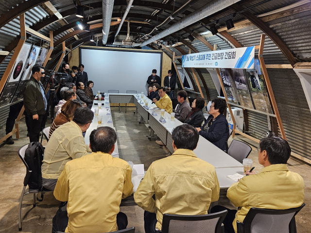 김동연 경기도지사가 23일 민통선 내 캠프그리브스에서 민북마을 이장 등 주민들을 만난 자리에서 지원 방안을 설명하고 있다. 사진=독자 제공