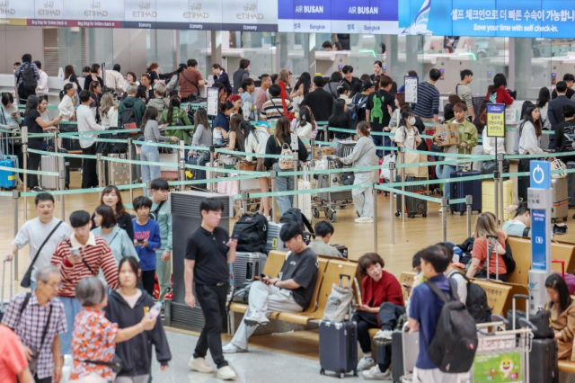 1일 인천국제공항 출국장이 여행객들로 붐비고 있다. 뉴스1