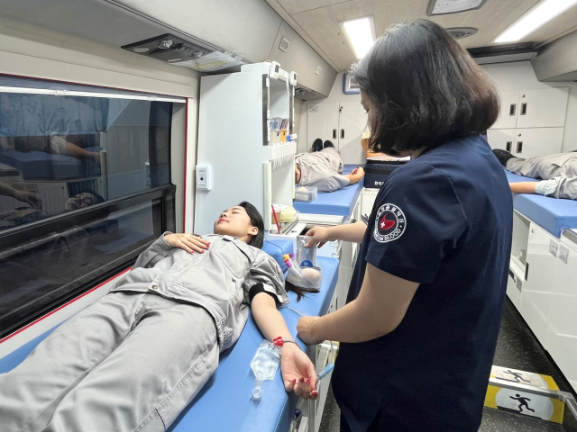 한국타이어 임직원들이 혈액 수급난을 극복하기 위해 헌혈하고 있다. 사진제공=한국타이어앤테크놀로지