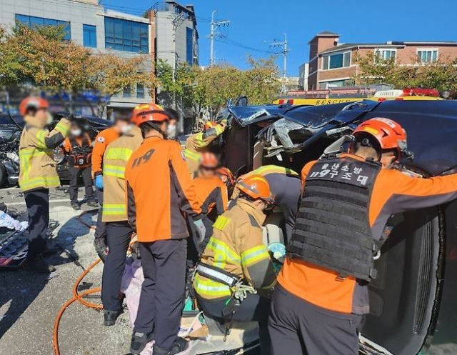 '내리막길서 쾅' 70대 SUV 운전자, 주차된 차량 잇따라 들이 받고 전복