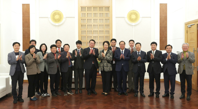 경기도의회 중국 랴오닝성 친선의원연맹이 지난 23일 랴오닝성 인민대표대회 상무위원회 장슈핑(張淑萍) 부주임 등을 접견하고 기념촬영을 하고 있다. 사진 제공 = 경기도의회