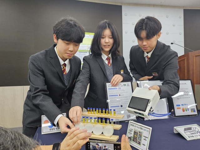 경기북과학고 재학생들이 ‘제70회 전국과학전람회’에서 자신들의 연구성과를 설명하고 있다. 사진 제공 = 경기도교육청미래과학교육원