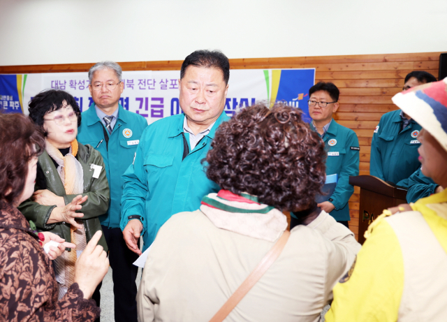 김경일 파주시장이 대성동 주민들을 만나 피해 현황을 듣고 있다. 사진 제공=파주시