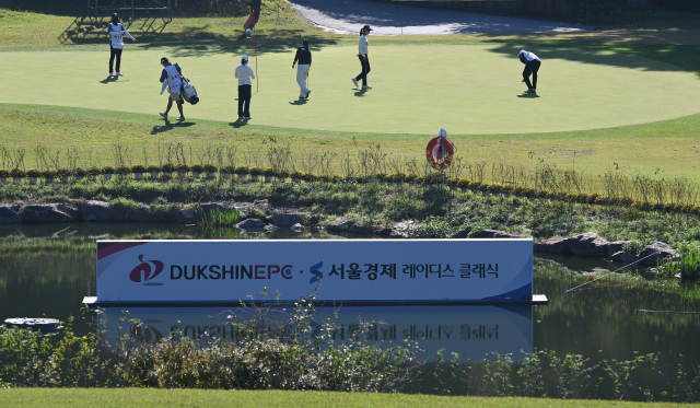 핀보다 길면 죽음…급경사 그린에 ‘절레절레’