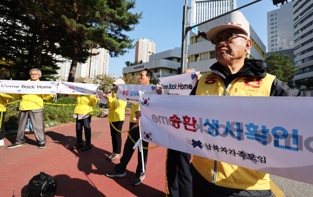 '납북자피해가족연합회' 회원들이 24일 오후 경기도 수원시 영통구 경기도청 앞에서 대북 전단 제작과 살포 취지를 설명하는 기자회견을 하고 있다. 연합뉴스