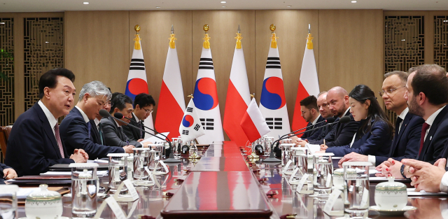 윤석열 대통령이 24일 서울 용산 대통령실에서 열린 안제이 두다 폴란드 대통령과의 한·폴란드 확대 정상회담에서 발언하고 있다.연합뉴스