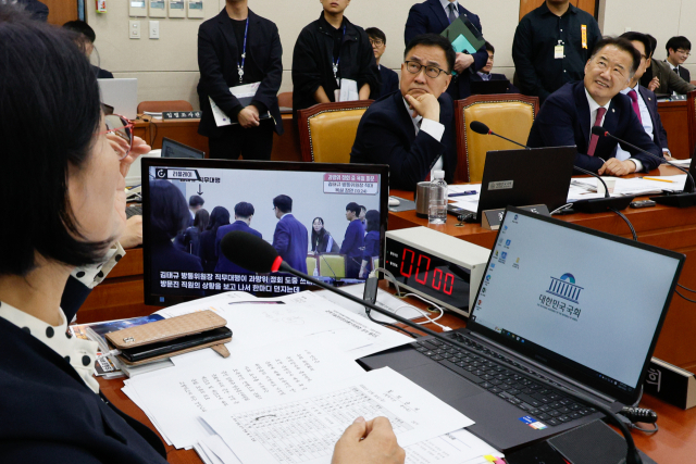 최민희 국회 과학기술정보방송통신위원회 위원장과 위원들이 24일 오후 서울 여의도 국회에서 열린 방송통신위원회 및 소관 감사대상기관 전체 종합 국정감사에서 방문진 직원이 쓰러지자 