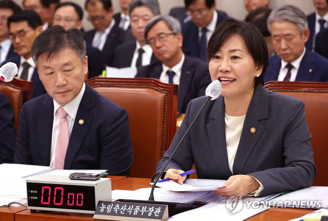 24일 국회에서 열린 농해수위 국정감사에서 송미령 농림축산식품부 장관이 의원 질의에 답하고 있다. 연합뉴스.