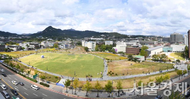 서울 종로구 송현문화공원 전경. 멀리 북악산이 선명하다. 사진 제공=서울시