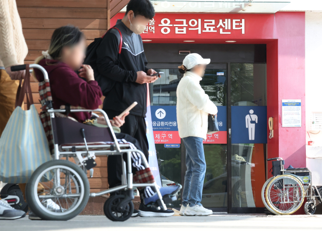 24일 서울 시내 한 대형병원 응급의료센터 앞에서 환자와 내원객들이 기다리고 있다. 연합뉴스