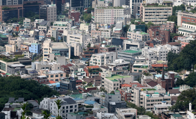 서울 중구 남산에서 바라본 도심 아파트 단지와 빌라촌. 뉴스1