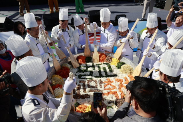 지난 2023년 벌교 꼬막축제에서 대형 꼬막 비빔밥을 비비고 있다. 사진 제공=보성군