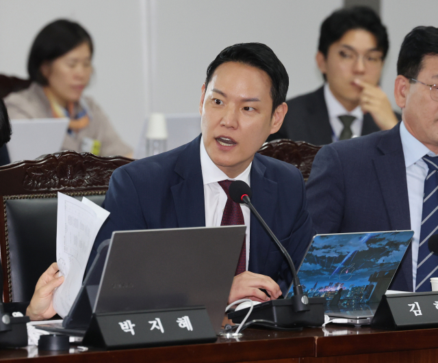 17일 울산시 중구 한국석유공사에서 열린 국회 산업통상자원중소벤처기업위원회의 한국석유공사 등 12개 기관에 대한 국정감사에서 더불어민주당 김한규 의원이 질의하고 있다. 울산=연합뉴스