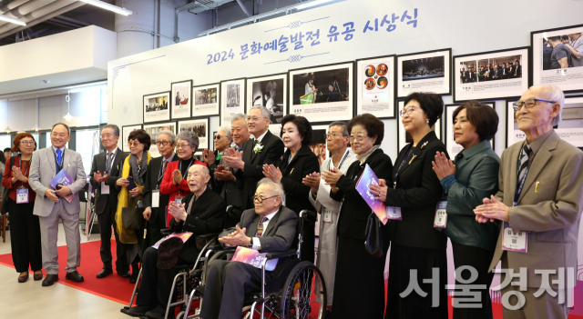 ‘금관 문화훈장’ 이문열 “끝상 같기도, 첫상 같기도”(종합)