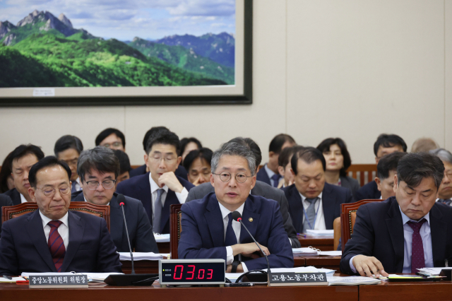 25일 국회에서 열린 환경노동위원회 국정감사에서 김민석 고용노동부 차관이 의원들의 질문을 듣고 있다. 연합뉴스