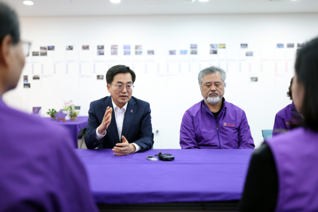 김동연 경기도지사가 지난 24일 서울 ‘별들의 집’에서 이태원 참사 희생자 유가족들과 만나 대화하고 있다. 사진 제공 = 경기도