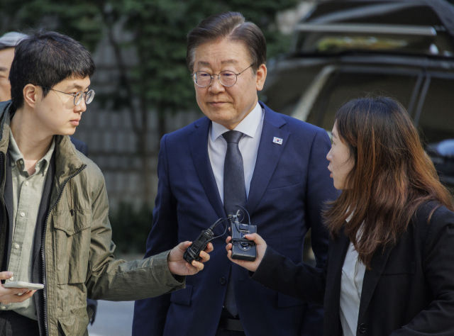 이재명 더불어민주당 대표가 25일 서울 서초구 서울중앙지법에서 열린 ‘대장동 배임·성남FC 뇌물’ 1심 속행 공판에 출석하고 있다. 연합뉴스