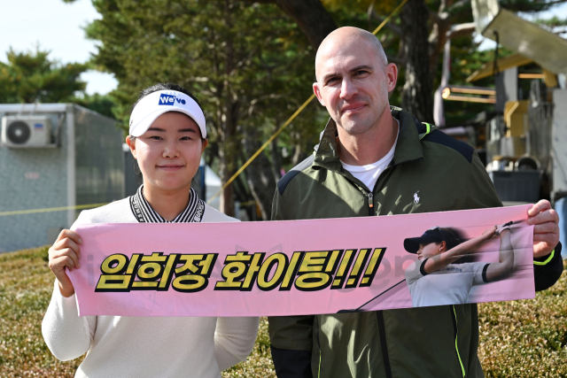 바다 건너온 외국인 팬, 스폰서 모자 쓰고 '파이팅'