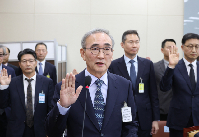 김영섭 KT 대표가 25일 국회에서 열린 과학기술정보통신위원회 국정감사에서 증인 선서를 하고 있다. 연합뉴스