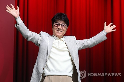 가수 조용필이 22일 오후 서울 용산구 블루스퀘어에서 열린 정규 20집 '20' 발매기념 기자간담회에서 포즈를 취하고 있다. 연합뉴스