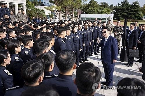 尹, 대통령실 견학 공사 생도 '깜짝 격려'…'여러분 보니 든든'