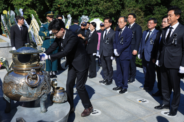 박정희 45주기 추도식 찾은 한동훈 '도전정신 이어받아 변화·쇄신하겠다'