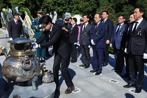 박정희 45주기 추도식 찾은 한동훈 "도전정신 이어받아 변화·쇄신하겠다"