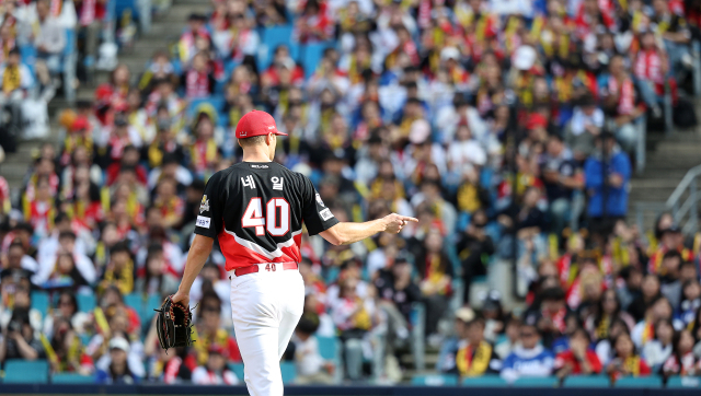 26일 오후 대구 삼성라이온즈파크에서 열린 2024 신한 SOL뱅크 KBO 포스트시즌 한국시리즈 4차전 KIA 타이거즈와 삼성 라이온즈의 경기. 2회말 KIA 선발투수 네일이 아웃카운트를 잡고 있다. 연합뉴스