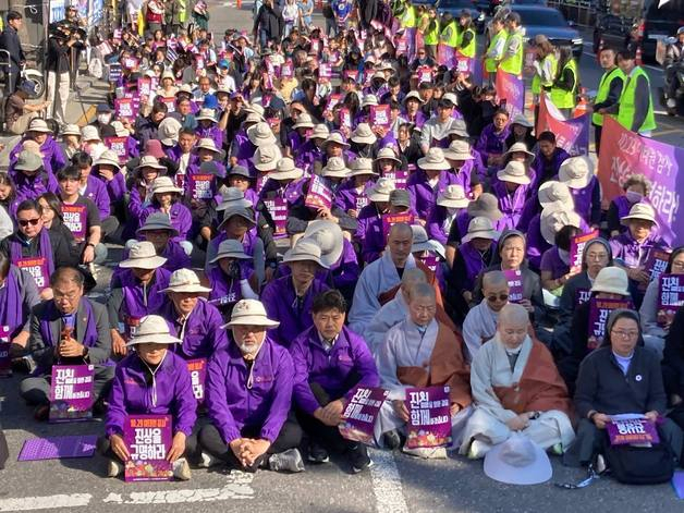 이태원참사 2주기, 서울광장서 보랏빛 추모… '이런 불행 반복 안 돼, 진상 규명해야'