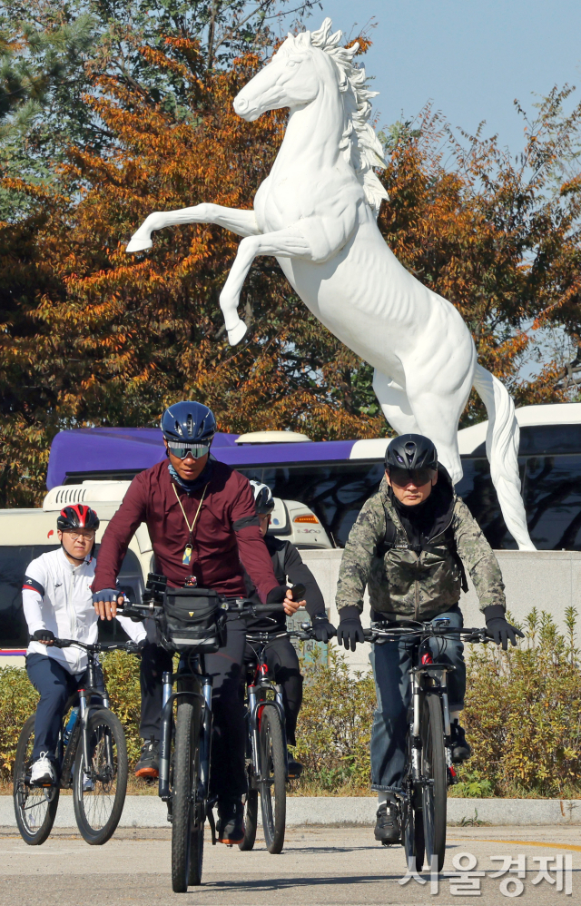 ‘자전거에 진심’ 유인촌, 6·25 전적지 네 번째 순례…지방관광 활성화 모색