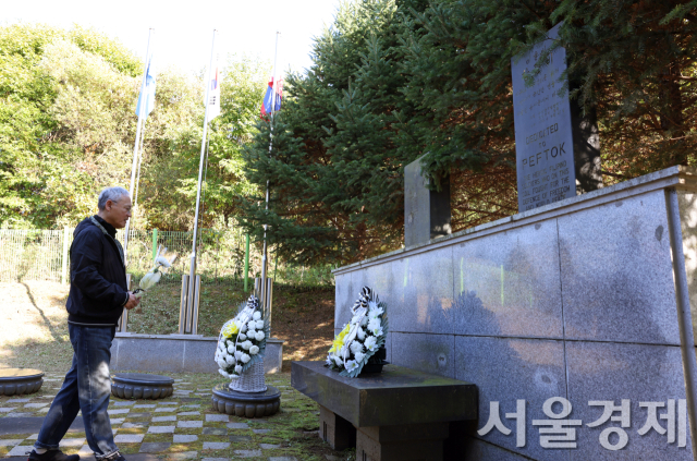 ‘자전거에 진심’ 유인촌, 6·25 전적지 네 번째 순례…지방관광 활성화 모색