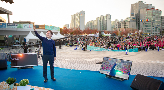 지난 26일 의정부 경기평화광장에서 열린 ‘10월 어느 멋진 날, 도민피크닉’에서 김동연 경기도지사가 참석자들과 ‘셀카’를 찍고 있다. 사진 제공 = 경기도