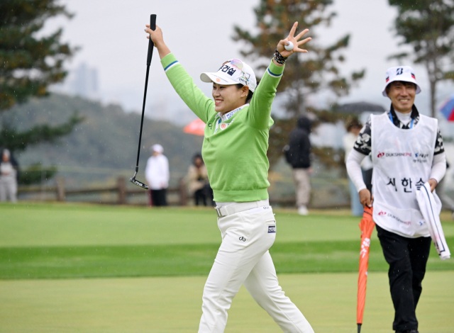 지한솔이 27일 한국여자프로골프(KLPGA) 투어 덕신EPC·서울경제 레이디스 클래식 우승 뒤 환호하고 있다. 용인=성형주 기자