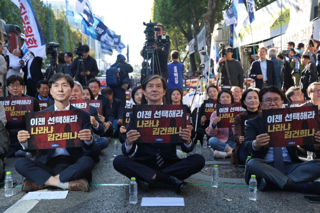 조국(가운데) 조국혁신당 대표와 황운하(오른쪽) 조국혁신당 원내대표, 한창민 사회민주당 대표 등 의원들이 서울 대검찰청 앞에서 열린 ‘윤석열 대통령 탄핵선언대회’에서 손팻말을 들고 있다. 사진 제공=조국혁신당