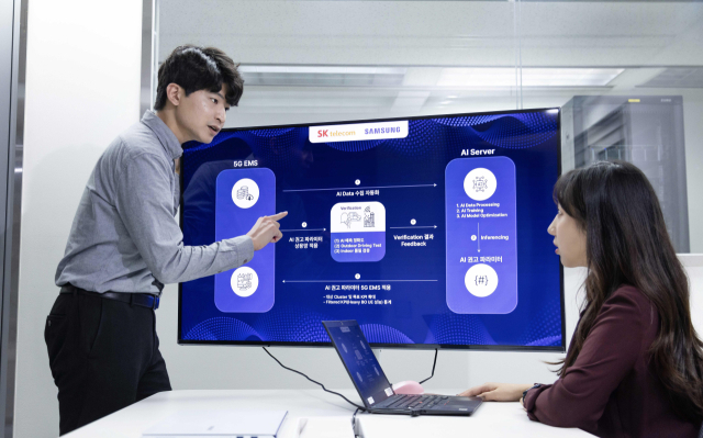 SK텔레콤·삼성전자 연구원이 AI 기반 5G 기지국 품질 최적화 기술 실증 방안에 대해 논의하고 있다. 사진 제공=SK텔레콤