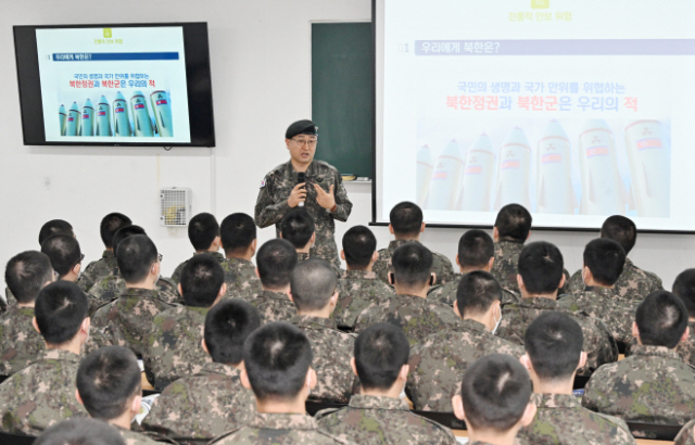 박안수 육군참모총장이 육군훈련소를 방문해 현장 토의를 갖고 훈련병들에게 ‘왜 군복을 입고 있는지, 우리의 적은 누구인지 명확히 알아야 한다’고 강조하고 있다. 사진 제공=육군