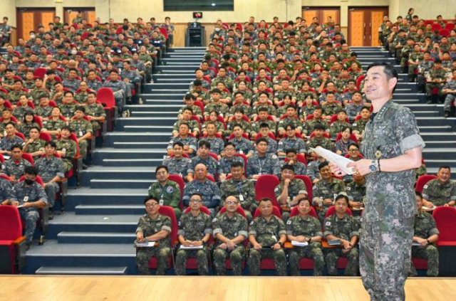 양용모 해군참모총장이 해군교육사령부 종합교육관에서 ‘함께 해(海) 토론회’를 갖고 해군 정책추진 및 조직문화 혁신 방향에 대해 직접 설명하고 있다. 사진 제공=해군