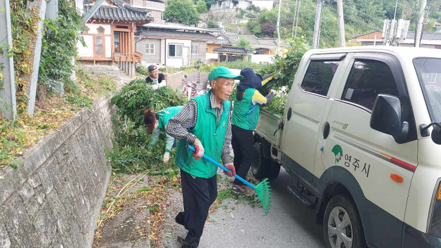 이대성 씨가 경북 영주시에서 지역 봉사활동을 하고 있다. 사진 제공=KT그룹 희망나눔재단