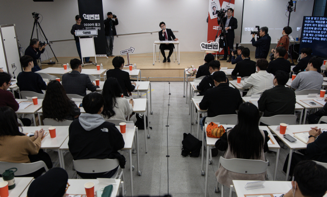 한동훈 국민의힘 대표가 27일 오후 서울 성동구 성수동의 한 건물에서 열린 ‘역면접x국민의힘 2030이 묻고 정당이 답하다’에서 질문에 답변을 하고 있다. 뉴스1