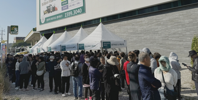 지난 25일 개관한 ‘양주역 푸르지오 센터파크’ 견본주택에서 방문객들이 대기하고 있다. 사진 제공=대우건설