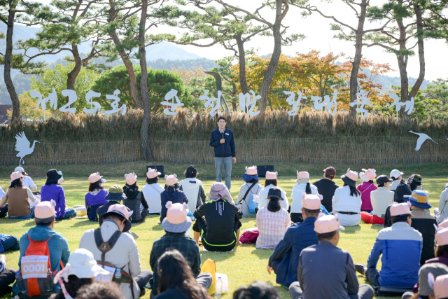 지난 26일 노관규 순천시장이 제25회 순천만갈대축제를 찾은 관람객들에게 환영 인사를 하고 있다. 사진 제공=순천시