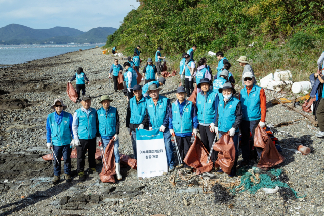 GS칼텍스, 동아시아바다공동체 오션 등 봉사대원들이 지난 26일 여수시 돌산읍 까막섬 일원에서 2026여수세계섬박람회 성공 개최를 기원하며 ‘바다 쓰레기 소탕 프로젝트’를 진행했다. 사진 제공=GS칼텍스