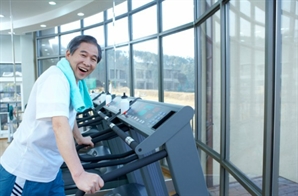 "헬스장 물 흐리지 마세요"…'65세 이상 금지' 써 붙인 헬스장 결국