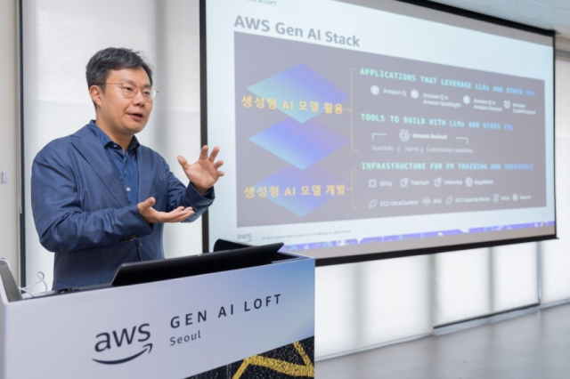 김도연 AWS 한국·일본 스타트업 세일즈총괄이 29일 서울 강남구 팁스타운 글로벌스타트업센터에서 'AWS 생성형 AI 로프트 투어' 기자 간담회에서 한국 AI 시장의 중요성을 설명하고 있다. 사진제공=AWS