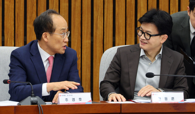 한동훈 국민의힘 대표와 추경호 원내대표가 29일 오전 서울 여의도 국회에서 열린 민생 입법과제 점검 당정협의회에서 대화하고 있다. 연합뉴스